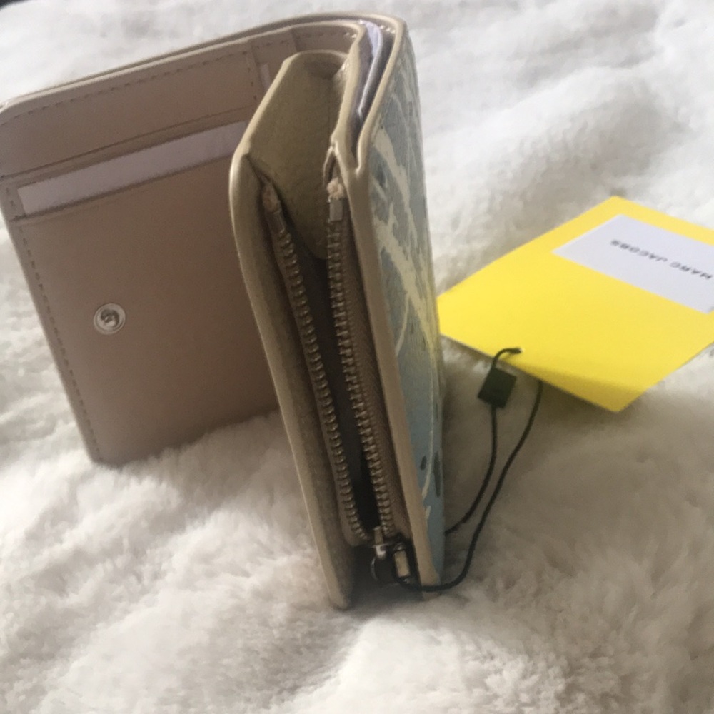 Authentic Marc Jacobs
Mini Compact Wallet - Picture 8 of 12